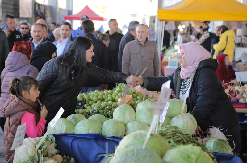 BAŞKAN GENCAN AKIN, ÇARŞAMBA PAZARINI ZİYARET ETTİ