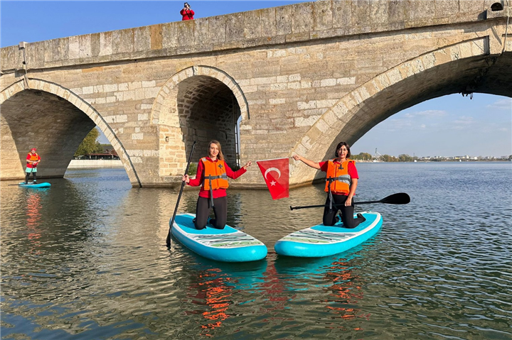 KIRKPINAR SPOR BİLİMLERİ FAKÜLTESİNDEN AYAKTA KÜREK SÖRFÜ PROJESİ